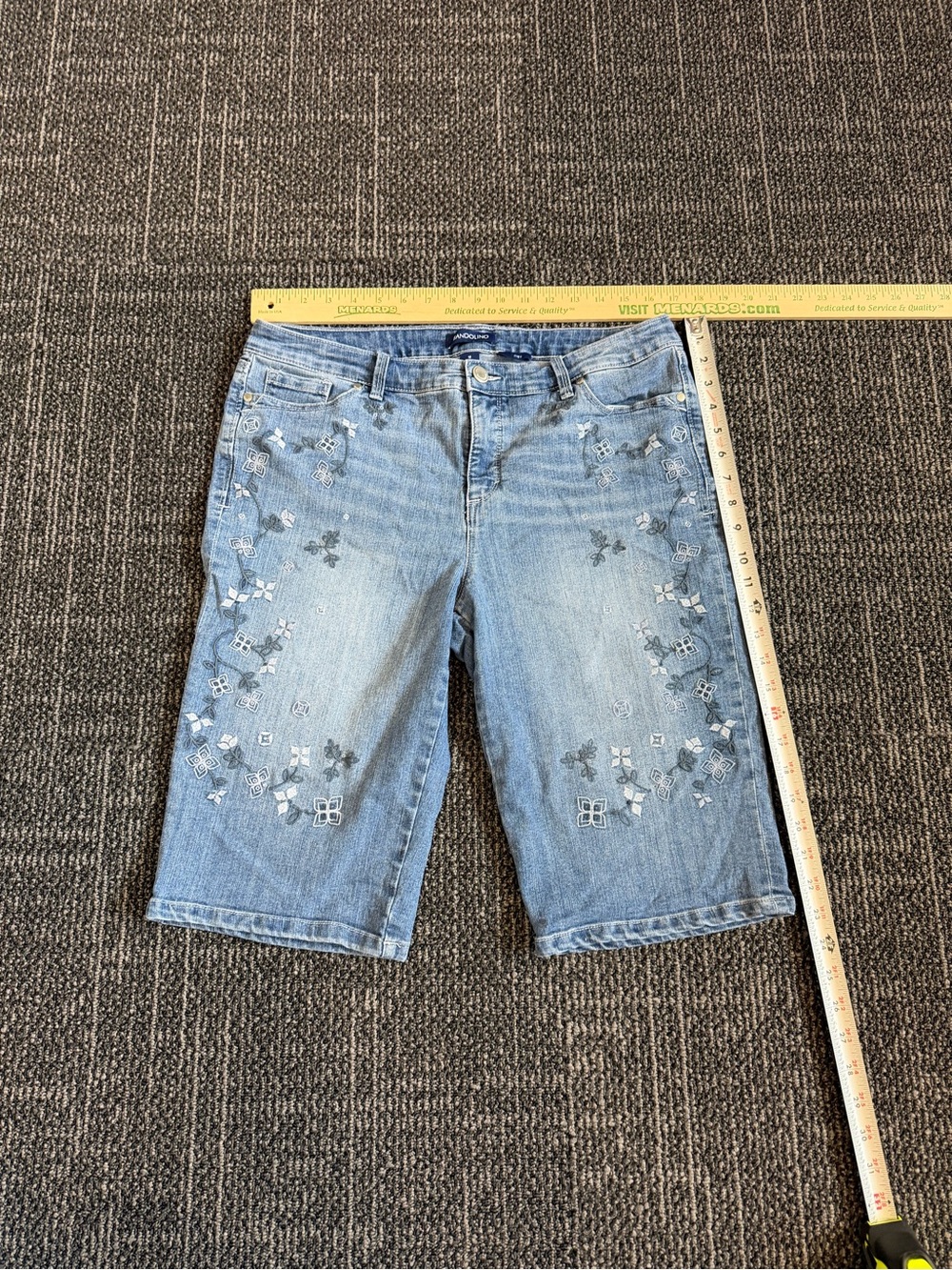 Bandolino Riley Womens Embroidered Denim Shorts Medium Wash Blue Size 12 Floral